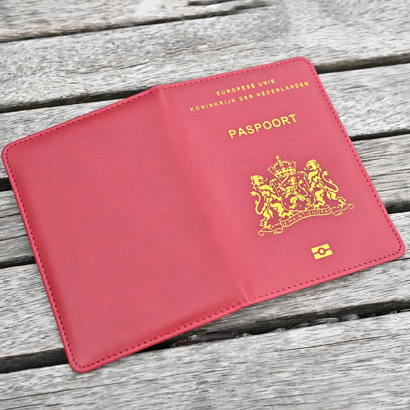 อุปกรณ์จำเป็นสำหรับการเดินทาง  - Leather Passport Cover บทวิจารณ์และราคา